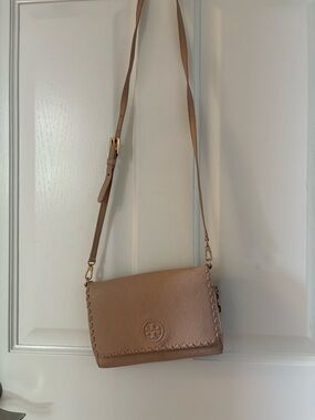 Tory Burch Whipstitch Pebbled Leather Crossbody in Taupe